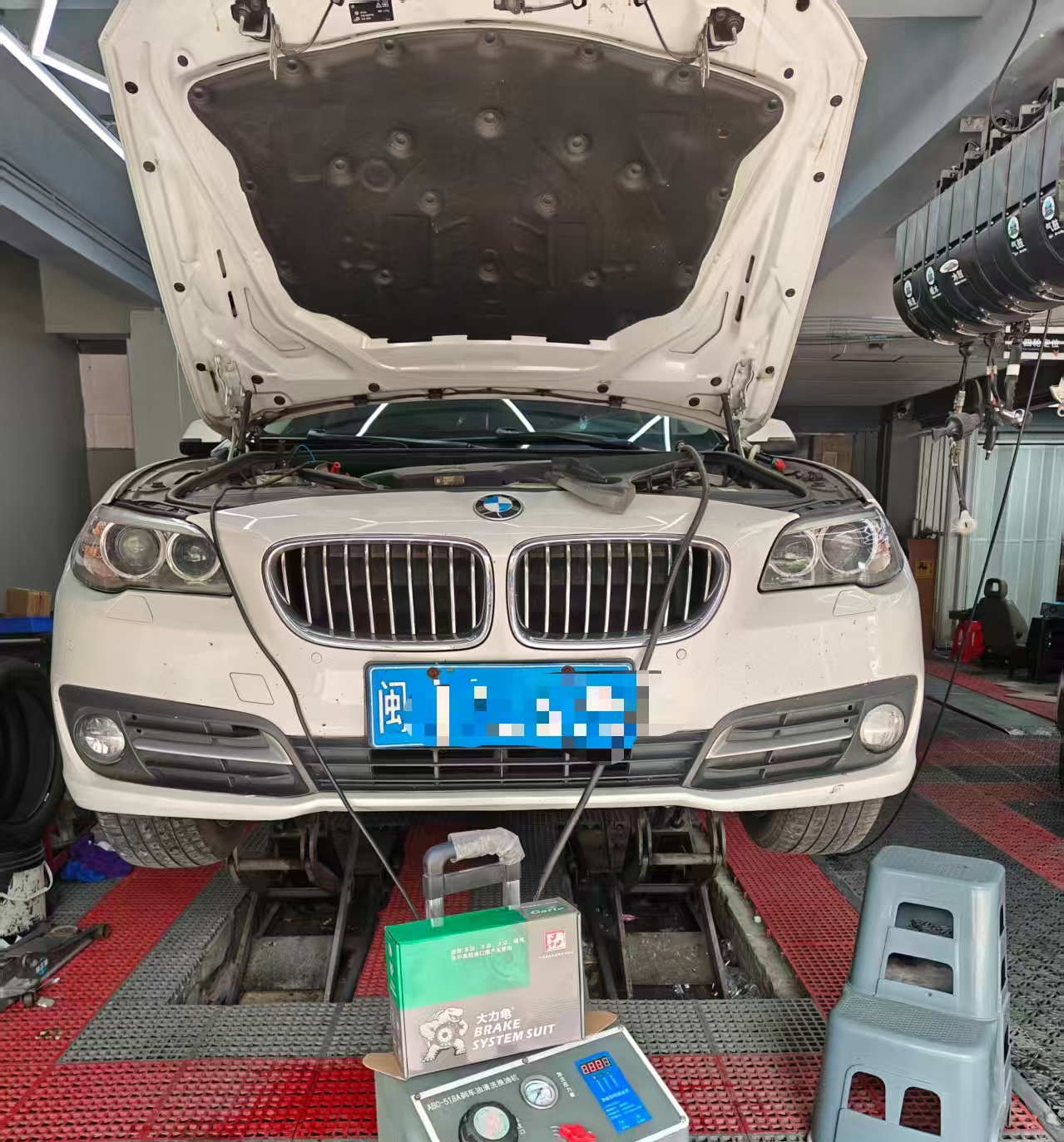 Mantenimiento del sistema de frenos BMW mejorado con el paquete de cuidado del líquido de frenos Gafle.