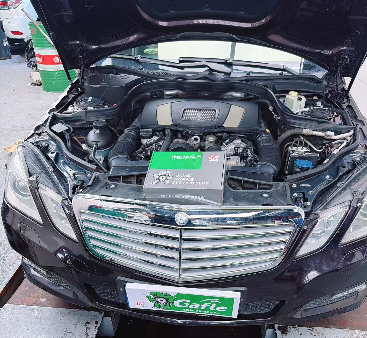 Un propietario de Mercedes-Benz elige el kit de mantenimiento de líquido de frenos Gafle para una protección superior del sistema de frenos.