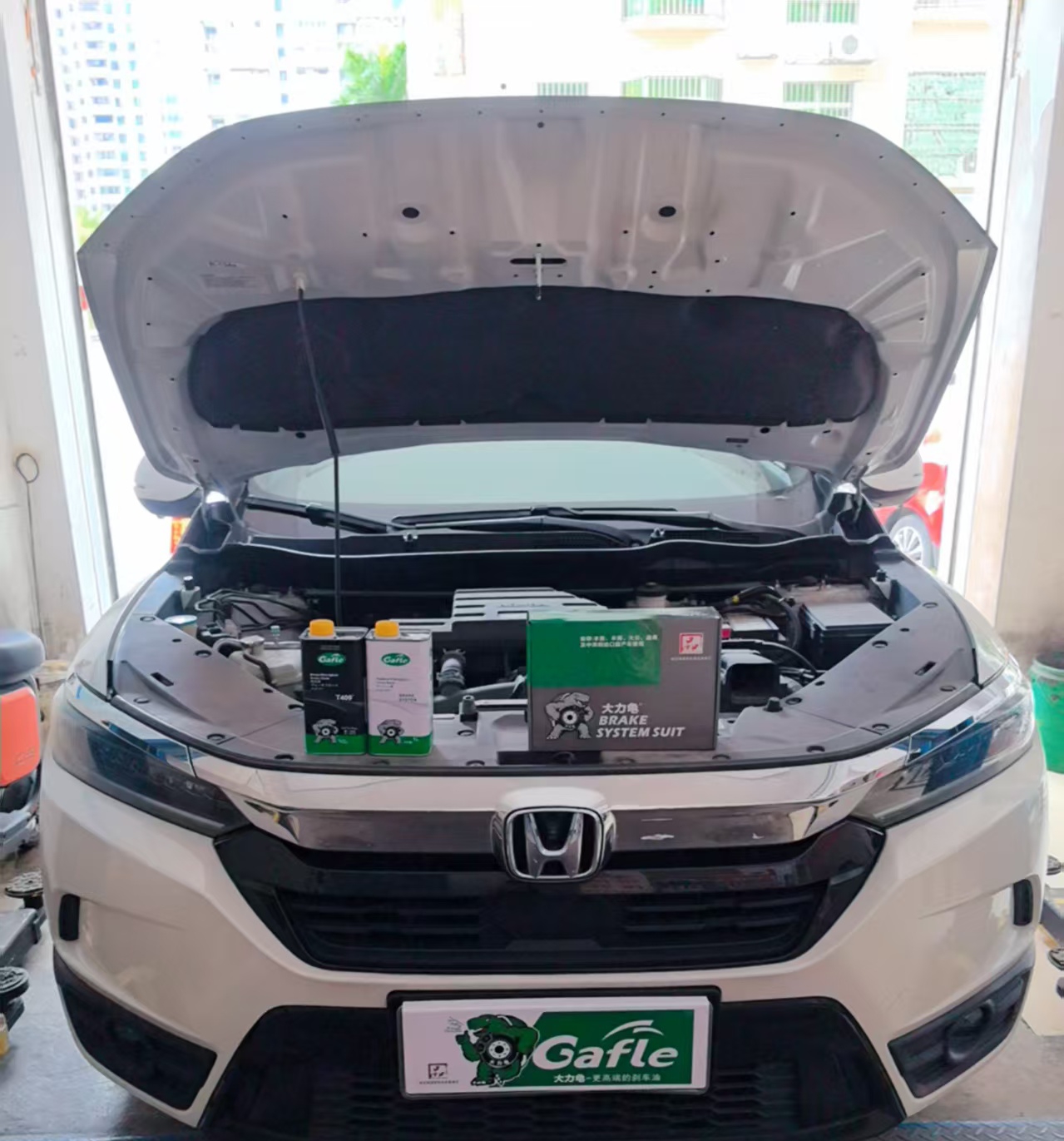 El vehículo Honda recibe un mantenimiento completo del sistema de frenos con el kit de líquido de frenos Gafle.